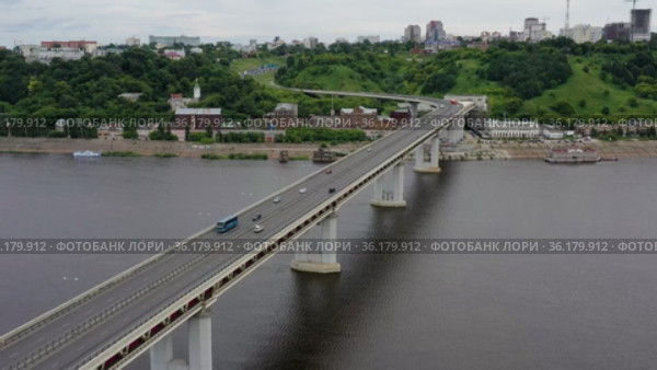 Нижний Новгород. Река Ока. Вид на метромост. Вид с воздуха. Nizhny Novgorod. Oka River. View of the Metro bridge. Aerial view. (2020 год). Стоковое видео, видеограф Евгений Романов / Фотобанк Лори