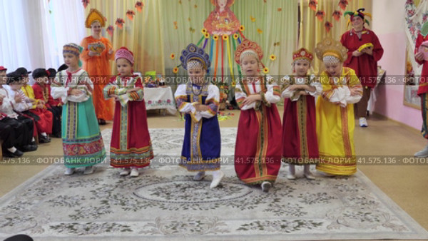 Нижний Новгород, Россия, ул. Глеб Успенский 1а.10.26.2023. Утренник в детском саду. Девушки танцуют в русских народных костюмах, ярких сарафанах и кокошниках.  Matinee in kindergarten. Girls dance in Russian folk costumes, bright sundresses and kokoshniks. Редакционное видео, видеограф Egor Sarantstv / Фотобанк Лори