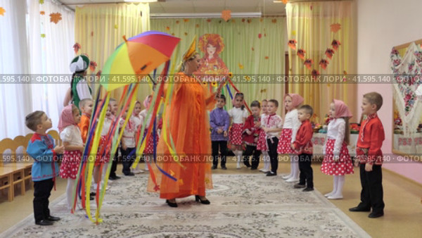 Нижний Новгород, Россия, ул. Глеба Успенского, 1 а. Праздник в детском саду. Дети выступают на утреннике в детском саду.  A holiday in kindergarten. Children perform at a matinee in kindergarten. (2023 год). Редакционное видео, видеограф Egor Sarantstv / Фотобанк Лори