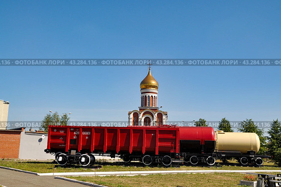 Нижний Тагил. Железнодорожные вагоны-цистерны для перевозки вязких нефтепродуктов (модель 15-1210-01) и модель 15-8Г513 предназначена для транспортировки жидких кислорода и азота. Музей-выставка вагонной продукции УВЗ (2016 год). Редакционное фото, фотограф Александр Тараканов / Фотобанк Лори