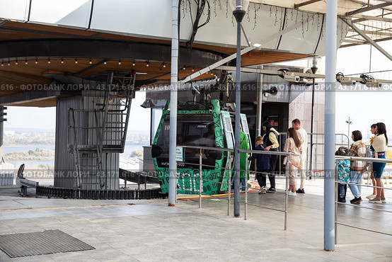 Nizhny Novgorod Cableway. Cable car station. Passengers board the funicular cabin (2023 год). Редакционное фото, фотограф Юлия Бабкина / Фотобанк Лори