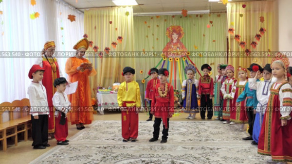 Nizhny Novgorod, Russia, 1a Gleb Uspensky str., kindergarten No.340., 19.26.2023. Matinee in kindergarten, Autumn Festival. A boy in a bright Russian folk costume reads a poem at a kindergarten matinee. Children perform at a matinee in kindergarten. High quality 4k footage Нижний Новгород, Россия, ул. Глеба Успенского, 1а, детский сад №340., 26.19.2023. Утренник в детском саду, Осенний праздник. Мальчик в ярком русском народном костюме читает стихотворение на утреннике в детском саду. Дети выступают на утреннике в детском саду. Редакционное видео, видеограф Egor Sarantstv / Фотобанк Лори