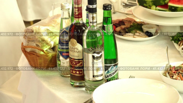 Nizhny Novgorod, Russia Kazan highway 29, 08.31.2023. The wedding ceremony. Armenian wedding. Festive table at the wedding ceremony. Нижний Новгород, Россия, Казанское шоссе, 29, 31.08.2023. Свадебная церемония. Армянская свадьба. Праздничный стол на свадебной церемонии. Редакционное видео, видеограф Egor Sarantstv / Фотобанк Лори