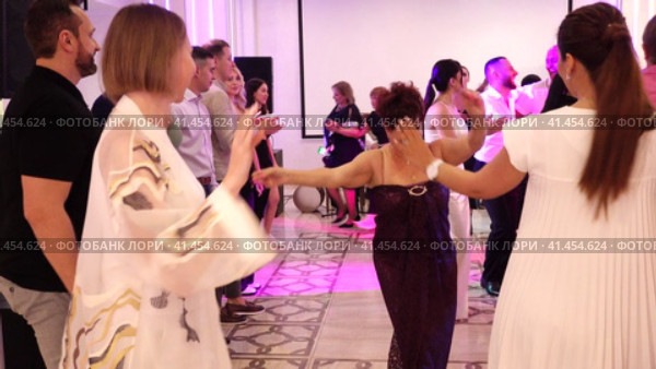 Nizhny Novgorod, Russia, Kazanskoe shosse 29. 08.31.2023. People dancing and having fun at a wedding banquet in a beautiful restaurant.  Нижний Новгород, Россия, Казанское шоссе, 29. 31.08.2023. Люди танцуют и веселятся на свадебном банкете в красивом ресторане. Редакционное видео, видеограф Egor Sarantstv / Фотобанк Лори
