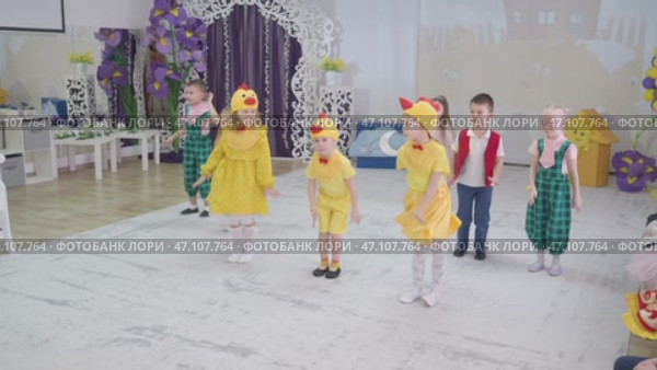 Nizhny Novgorod, Russia, Yanka Kupala St., 30. 03.07.2025 Children dance in yellow costumes. Редакционная анимация, аниматор Egor Sarantstv / Фотобанк Лори