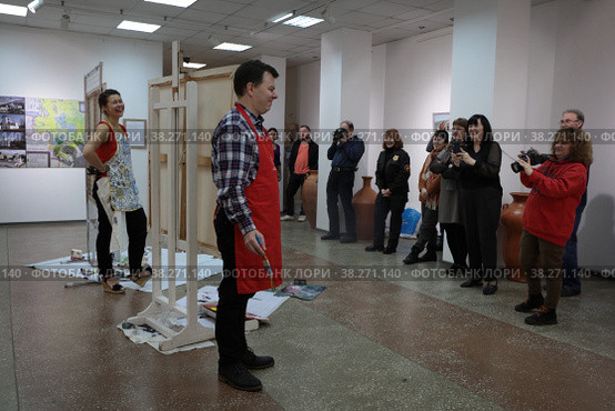 Ночь музеев в Балашихинской картинной галерее, художник Рина Гри и Павел Боркунов (2022 год). Редакционное фото, фотограф Дмитрий Неумоин / Фотобанк Лори