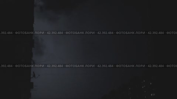 Ночная гроза с молниями проносится над городом и жилыми домами. На переднем плане - стена дома со спутниковыми антеннами и кондиционерами. Понятие о погоде и бурях. Стоковое видео, видеограф Воловодов Владимир / Фотобанк Лори