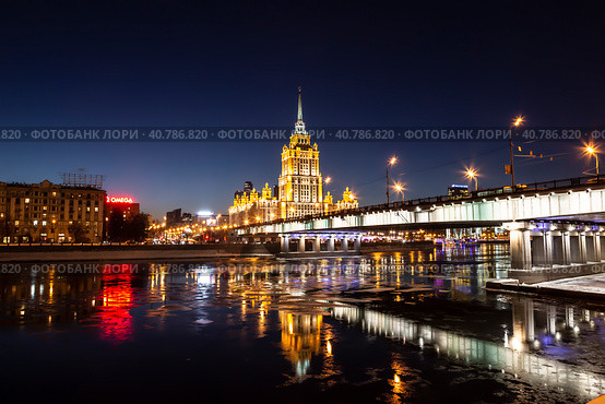 Ночная Москва. Вид на Москву-реку, Новоарбатский мост и гостиницу "Украина" ночью. Москва, Россия (2017 год). Редакционное фото, фотограф Наталья Волкова / Фотобанк Лори