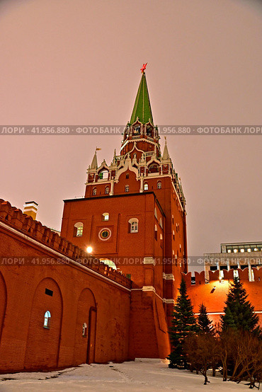 Ночная подсветка Троицкой башни Московского Кремля. Город Москва (2023 год). Редакционное фото, фотограф Александр Тараканов / Фотобанк Лори