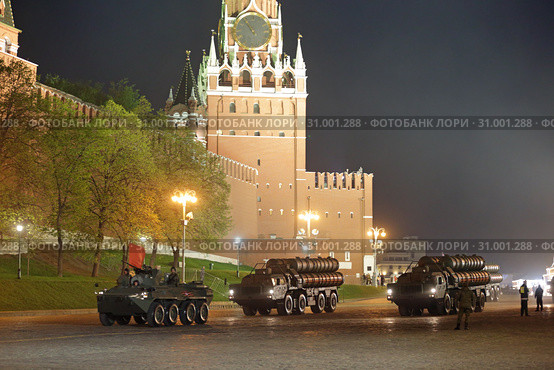 Ночная репетиция празднования Дня Победы в Москве. С-400 "Триумф" - российская зенитная ракетная система большой и средней дальности (2019 год). Редакционное фото, фотограф Игорь Долгов / Фотобанк Лори