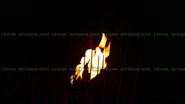 Ночной газовый факел. Стоковое видео, видеограф Виталий Зверев / Фотобанк Лори