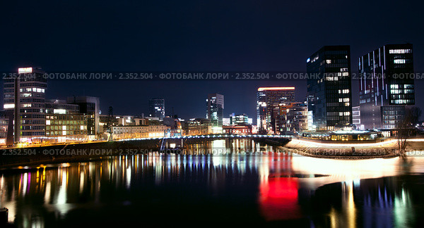 Ночной панорамный вид на Медиа Харбор города Дюссельдорф, Германия (2011 год). Редакционное фото, фотограф Николай Винокуров / Фотобанк Лори
