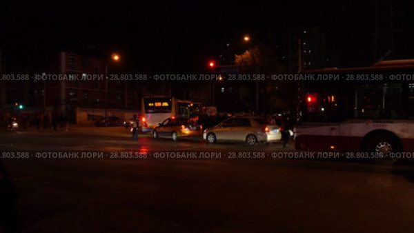 Ночной Пекин. Уличное движение. Beijing in evening - traffic at the crossroads. (2017 год). Стоковое видео, видеограф Евгений Романов / Фотобанк Лори