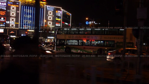 Ночной Пекин. Уличное движение. Beijing in evening - traffic at the crossroads. (2017 год). Стоковое видео, видеограф Евгений Романов / Фотобанк Лори