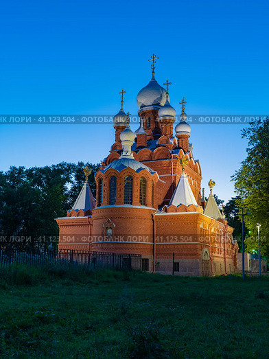 Ночной снимок церкви Юлиана Тарсийского в Пушкине (2023 год). Редакционное фото, фотограф Михаил Аккуратoв / Фотобанк Лори