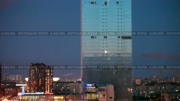 Ночной вид на башню делового комплекса Leader Tower, площадь Конституции, Санкт-Петербург (2013 год). Редакционное видео, видеограф Кекяляйнен Андрей / Фотобанк Лори