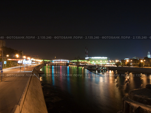 Ночной вид на Киевский вокзал и мост Богдана Хмельницкого (2010 год). Редакционное фото, фотограф Алексей Шматков / Фотобанк Лори