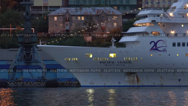 Ночной вид на круизный лайнер Pacific Venus в морском порту (2018 год). Редакционное видео, видеограф А. А. Пирагис / Фотобанк Лори