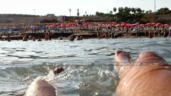 Ноги человека лежащего на поверхности воды мертвого моря в Израиле (2017 год). Редакционное видео, видеограф Цыбин Вадим / Фотобанк Лори