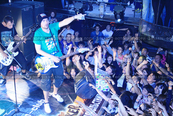 Noize MC и его фанаты (2010 год). Редакционное фото, фотограф Алена Потапова / Фотобанк Лори