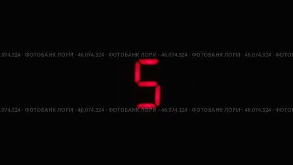 Номер пять - прыгающий, хаотичный и размытый. Концептуальная фигура для ваших проектов. Стоковое видео, видеограф Александр Собко / Фотобанк Лори