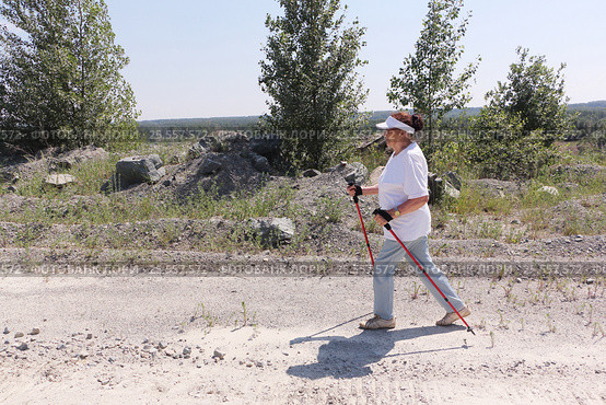 Nordic Walking - elderly woman is hiking in the summer. Стоковое фото, фотограф Наталия Макарова / Фотобанк Лори