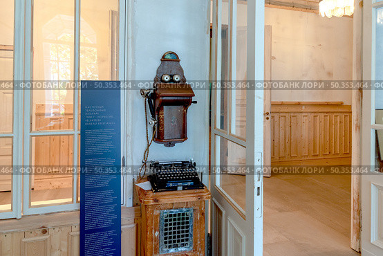 Норвежский настенный телефонный аппарат 1900 г. « Elektrisk Bureau Kristiania». Здание бывшей городской ратуши, построенное в 1885 году. Город Сортавала. Редакционное фото, фотограф Румянцева Наталия / Фотобанк Лори