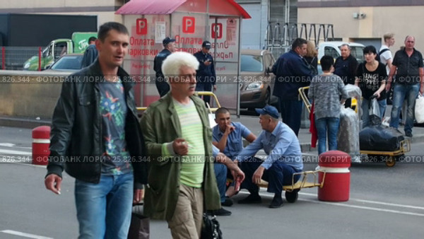 Носильщики отдыхают на площади у станции метро "Курская", город Москва (2017 год). Редакционное видео, видеограф Вячеслав Палес / Фотобанк Лори