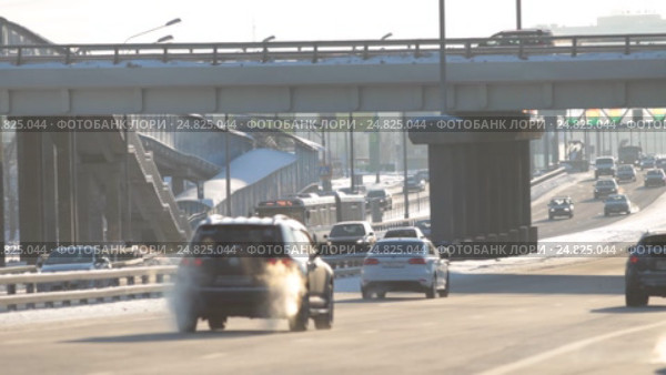 Новая Москва, автомобили едут в сторону области, Калужское шоссе зима, проводка (2017 год). Стоковое видео, видеограф Дмитрий Неумоин / Фотобанк Лори