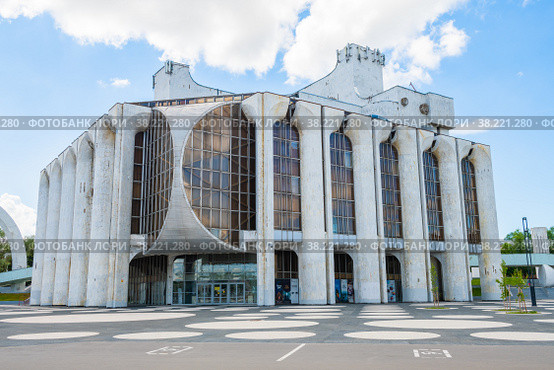 Новгородский академический театр драмы имени Ф. М. Достоевского. Летний день. Великий Новгород. Россия (2022 год). Редакционное фото, фотограф E. O. / Фотобанк Лори