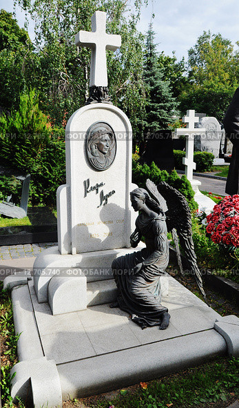 Новодевичье кладбище. Могила народной артистки СССР Клары Степановны Лучко (2015 год). Редакционное фото, фотограф Вера Смолянинова / Фотобанк Лори