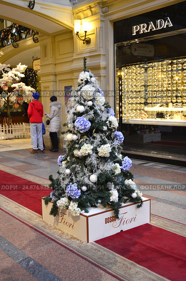 Новогодняя дизайнерская елочка от салона цветов "Bosco Fiori" в роскошком торговом центре ГУМ. Москва (2017 год). Редакционное фото, фотограф lana1501 / Фотобанк Лори