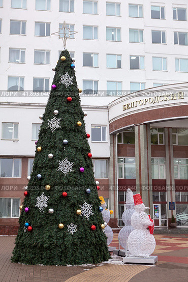 Новогодняя елка и композиция из снеговиков на Университетской площади перед входом в центр международного и иноязычного образования НИУ БелГУ. Белгород (2023 год). Редакционное фото, фотограф Кекяляйнен Андрей / Фотобанк Лори
