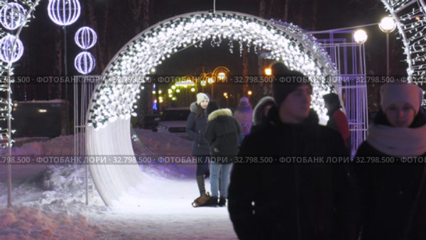 Новогодняя иллюминация. Световой туннель. New Year's illumination. Light tunnel. (2019 год). Редакционное видео, видеограф Евгений Романов / Фотобанк Лори