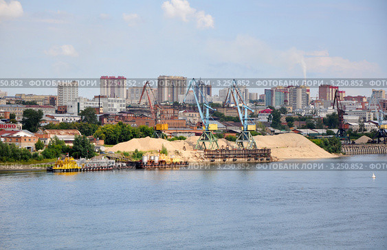 Новосибирск, промзона на Оби - разгрузка песка (2011 год). Редакционное фото, фотограф Анна Мартынова / Фотобанк Лори