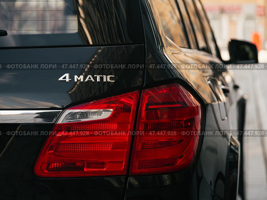Novosibirsk, Russia -  March  23, 2024: Mercedes-Benz GL-class, view of modern   car xenon lamp taillight, bumper, rear trunk lid. Exterior of a modern car. Стоковое фото, фотограф Виталий Сова / Фотобанк Лори