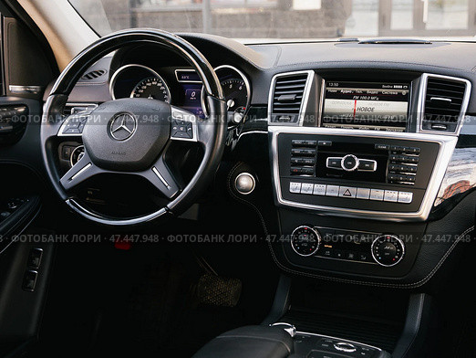 Novosibirsk, Russia -  March  23, 2024: Mercedes-Benz GL-class,  Prestige car interior with dashboard, steering wheel, speedometer and tachometer. Black leather interior. Стоковое фото, фотограф Виталий Сова / Фотобанк Лори