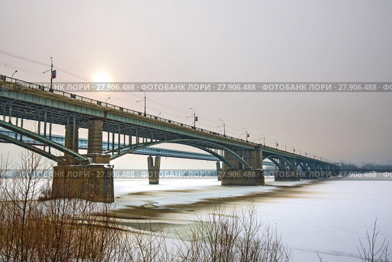 Новосибирский крытый метромост и Октябрьский мост через реку Обь зимой. Новосибирск, Сибирь, Россия (2018 год). Редакционное фото, фотограф Евгений Мухортов / Фотобанк Лори