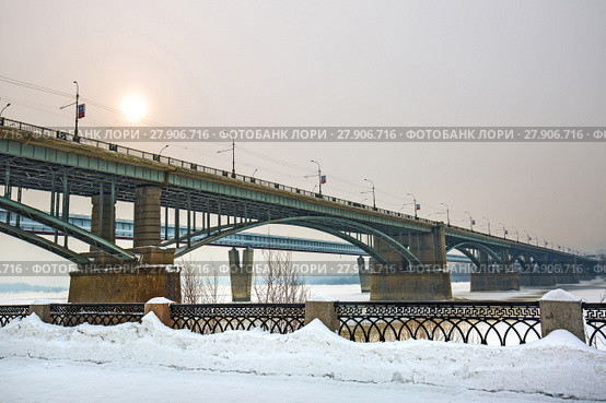 Новосибирский крытый метромост и Октябрьский мост через реку Обь зимой. Новосибирск, Сибирь, Россия (2018 год). Редакционное фото, фотограф Евгений Мухортов / Фотобанк Лори