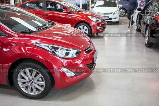 Новые красные автомобили на продаже в автосалоне (2015 год). Редакционное фото, фотограф Кекяляйнен Андрей / Фотобанк Лори
