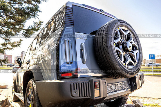 Новый автомобиль Jetour рядом с автосалоном официального дилера. Китайский производитель автомобилей. Редакционное фото, фотограф FotograFF / Фотобанк Лори