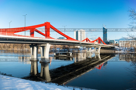 Новый красный мост через Москву-реку, соединяющий Мнёвниковскую и Филёвскую поймы, и электрический трамвай, плывущий по реке. Москва, Россия. Редакционное фото, фотограф Наталья Волкова / Фотобанк Лори