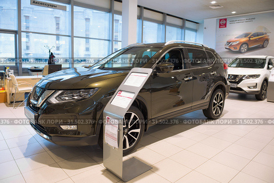 Новый оливковый Nissan X-Trail (2019) в шоуруме официального дилера "Ниссан" Редакционное фото, фотограф Виктор Карасев / Фотобанк Лори