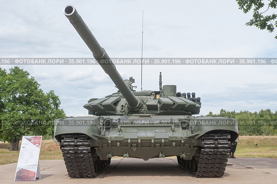 Новый российский основной танк Т-72 В3 на полигоне "Алабино" в парке "Патриот", Международный военно-технический форум "Армия", Московская область, вид спереди (2019 год). Редакционное фото, фотограф Малышев Андрей / Фотобанк Лори