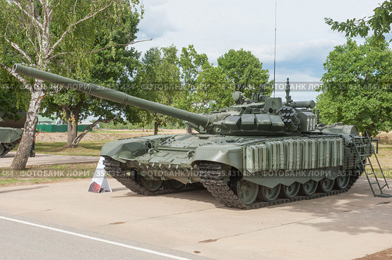 Новый российский основной танк Т-72 В3 стоит на полигоне "Алабино" в парке "Патриот", Международный военно-технический форум "Армия-2019", Московская область, вид слева. Редакционное фото, фотограф Малышев Андрей / Фотобанк Лори