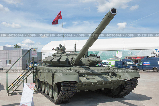 Новый российский основной танк Т-72 В3 стоит в экспозиции на Международном военно-техническом форуме "Армия-2019", Кубинка, Московская область, парк "Патриот" Редакционное фото, фотограф Малышев Андрей / Фотобанк Лори