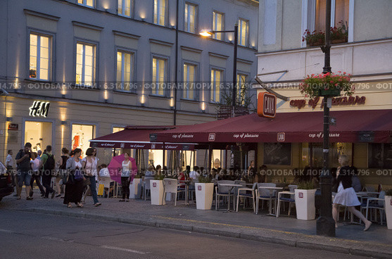 Nowy Њwiat street at night - cafe Cava. Редакционное фото, агентство BE&W Photo / Фотобанк Лори