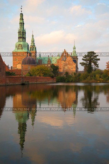 Ноябрьский вечер у замка Фредериксборг. Дания (2014 год). Стоковое фото, фотограф Виктор Карасев / Фотобанк Лори