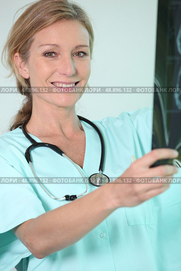 nurse holding radiography. Стоковое фото, агентство Ingram Publishing / Фотобанк Лори