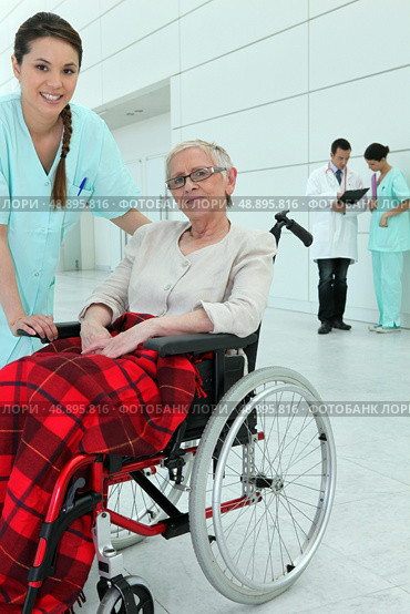 Nurse with elderly invalid. Стоковое фото, агентство Ingram Publishing / Фотобанк Лори